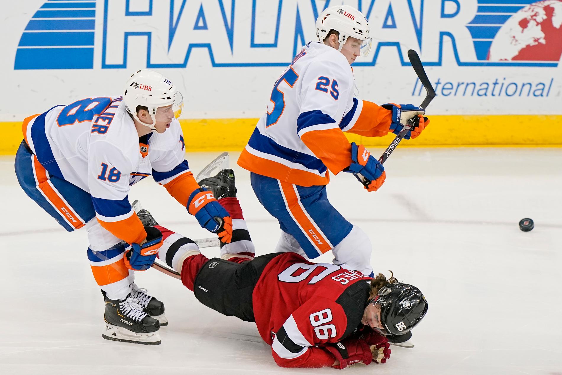 New York Islanders Sebastian Aho (nummer 25) på NHL-isen för första gången på flera år.