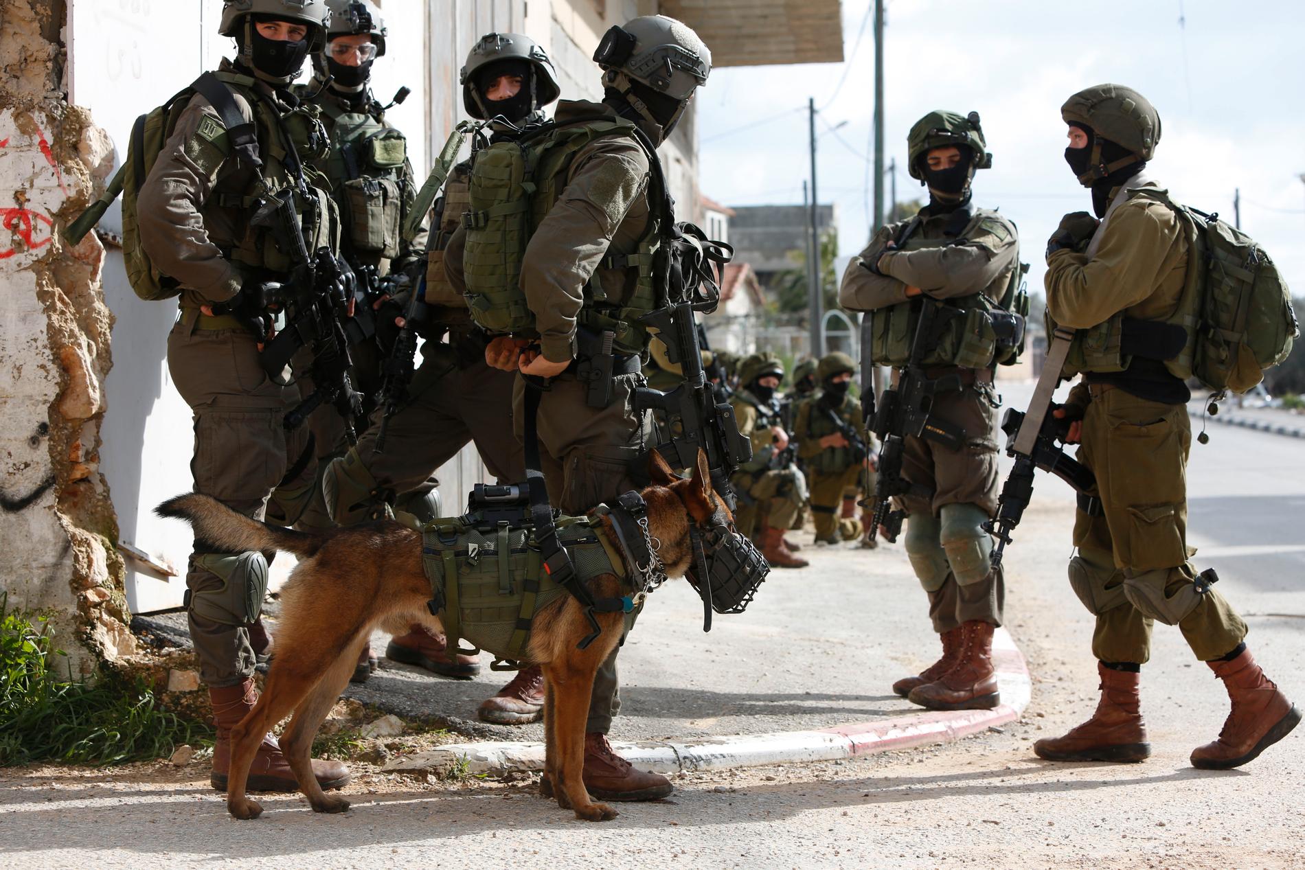Soldater söker efter den eller de som attackerade flera israeler, varav en dödades, på Västbanken.