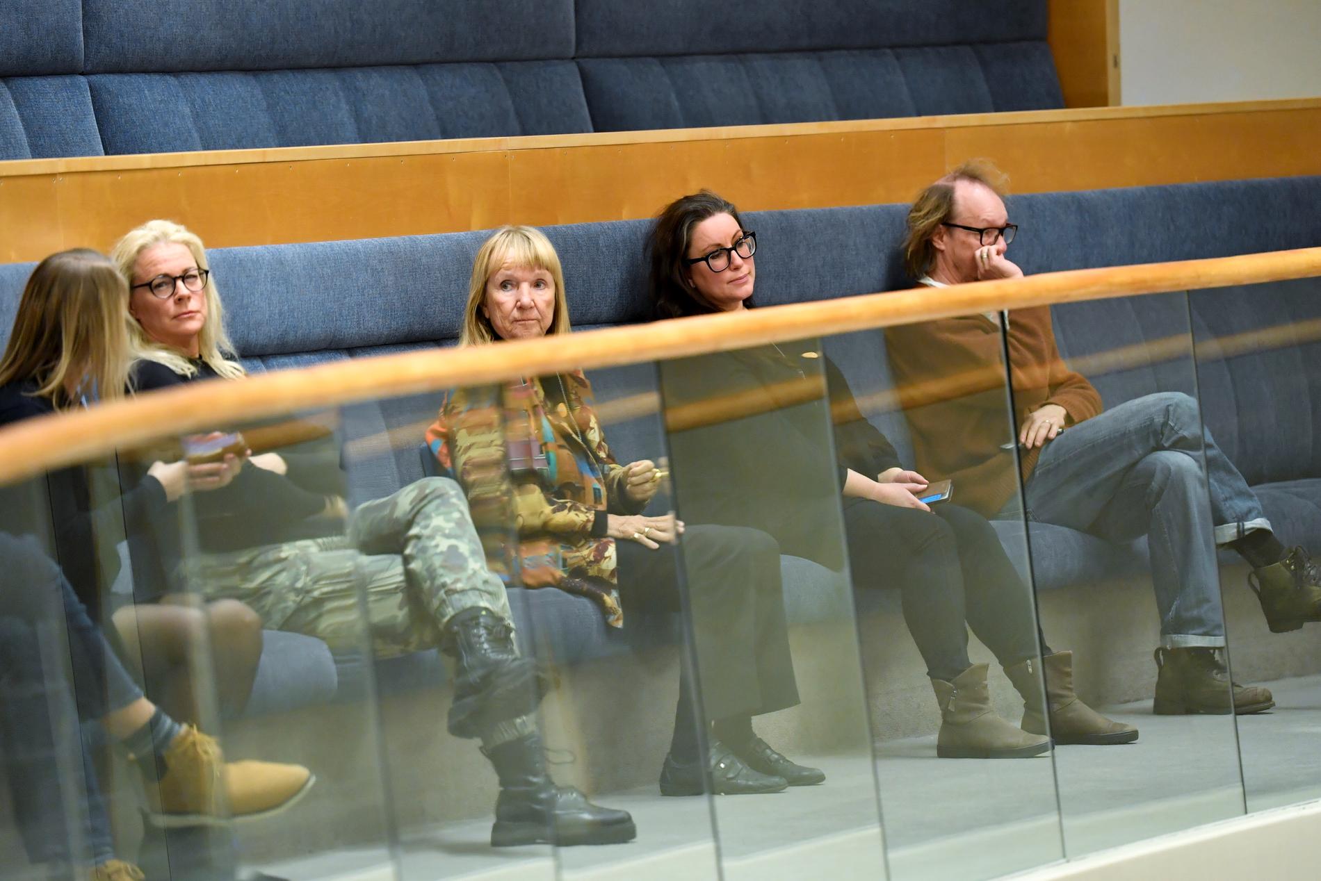 Malena Ernman, Vicky von der Lancken, Lisa Nilsson och Johan von der Lancken på åhörarläktaren under dagens partiledardebatt.