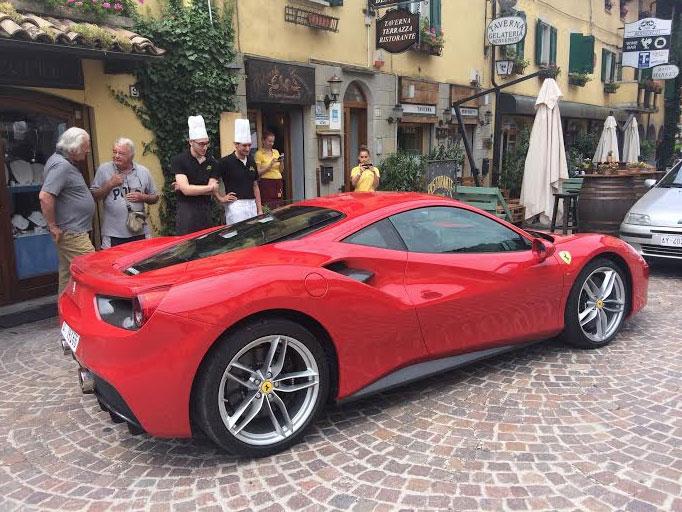 Bybor och krogens personal beundrar nya Ferrarin.