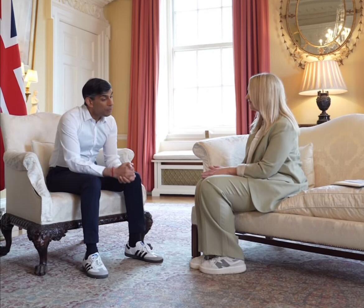 Storbritanniens premiärminister Rishi Sunak har gympaskor på sig under en intervju.