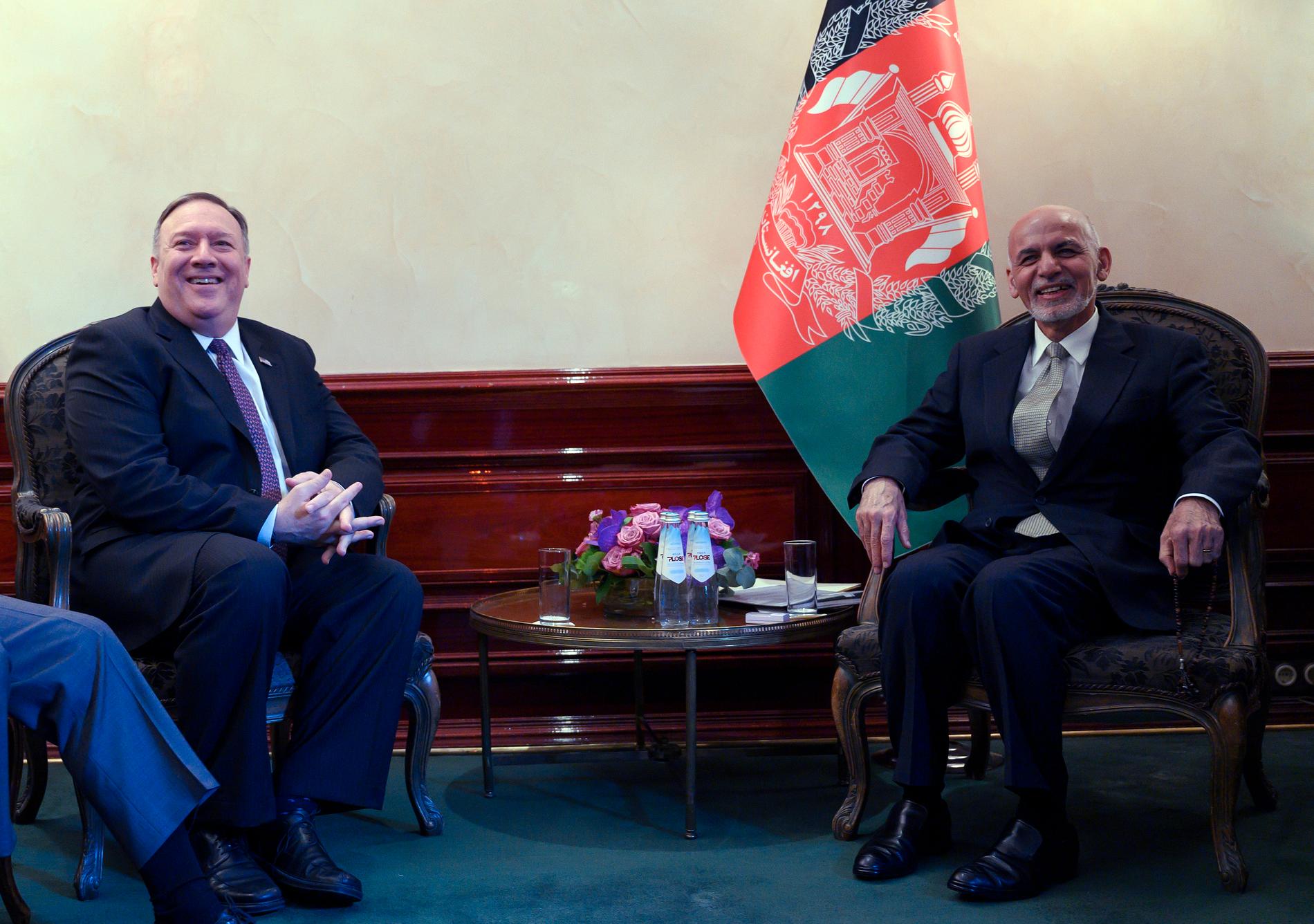 USA:s utrikesminister Mike Pompeo och Afghanistans president Ashraf Ghani under en säkerhetskonferens i tyska München på fredagen.