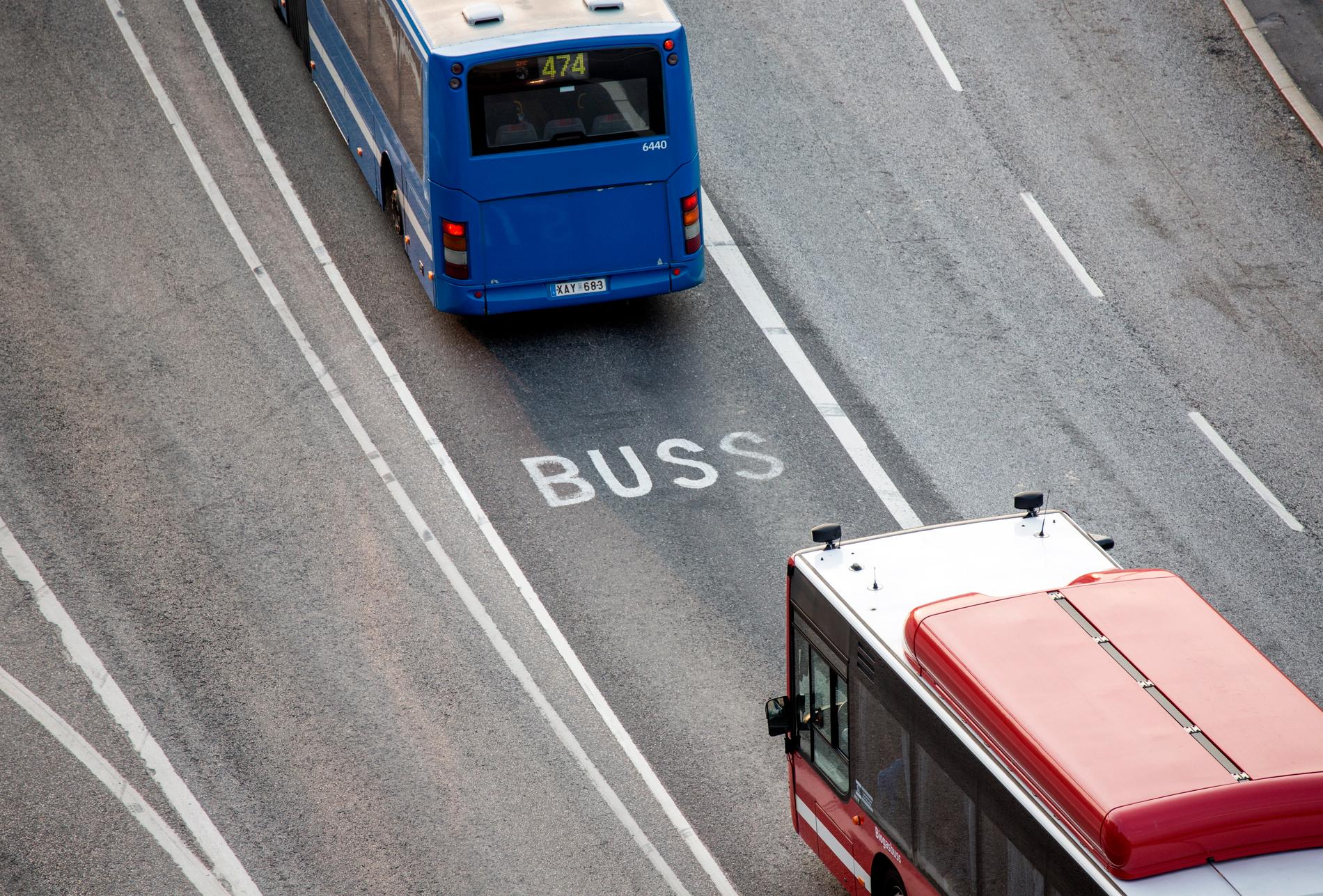 SL i Stockholm fick in över 1 300 anmälningar om busschaufförer som använde mobilen under körning förra året. Arkivbild.