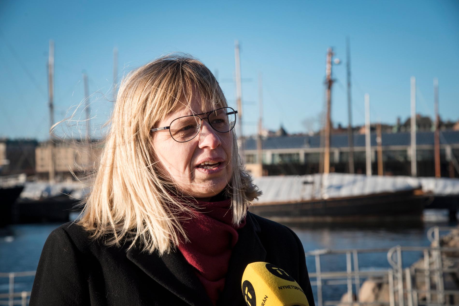 Ombyggnationen av Södertälje kanal och sluss försenas i två år. Enligt Sjöfartsverkets generaldirektör Katarina Norén har entreprenörens arbetsmetoder inte fungerat.