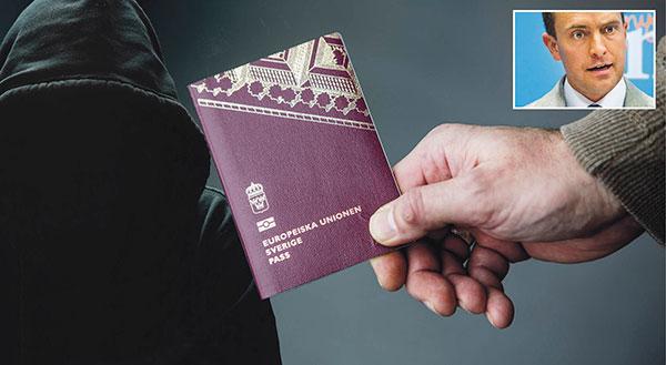 Att 63 628 pass anmäldes som som borttappade eller stulna under förra året är ett orimligt stort antal, skriver Tomas Tobé.