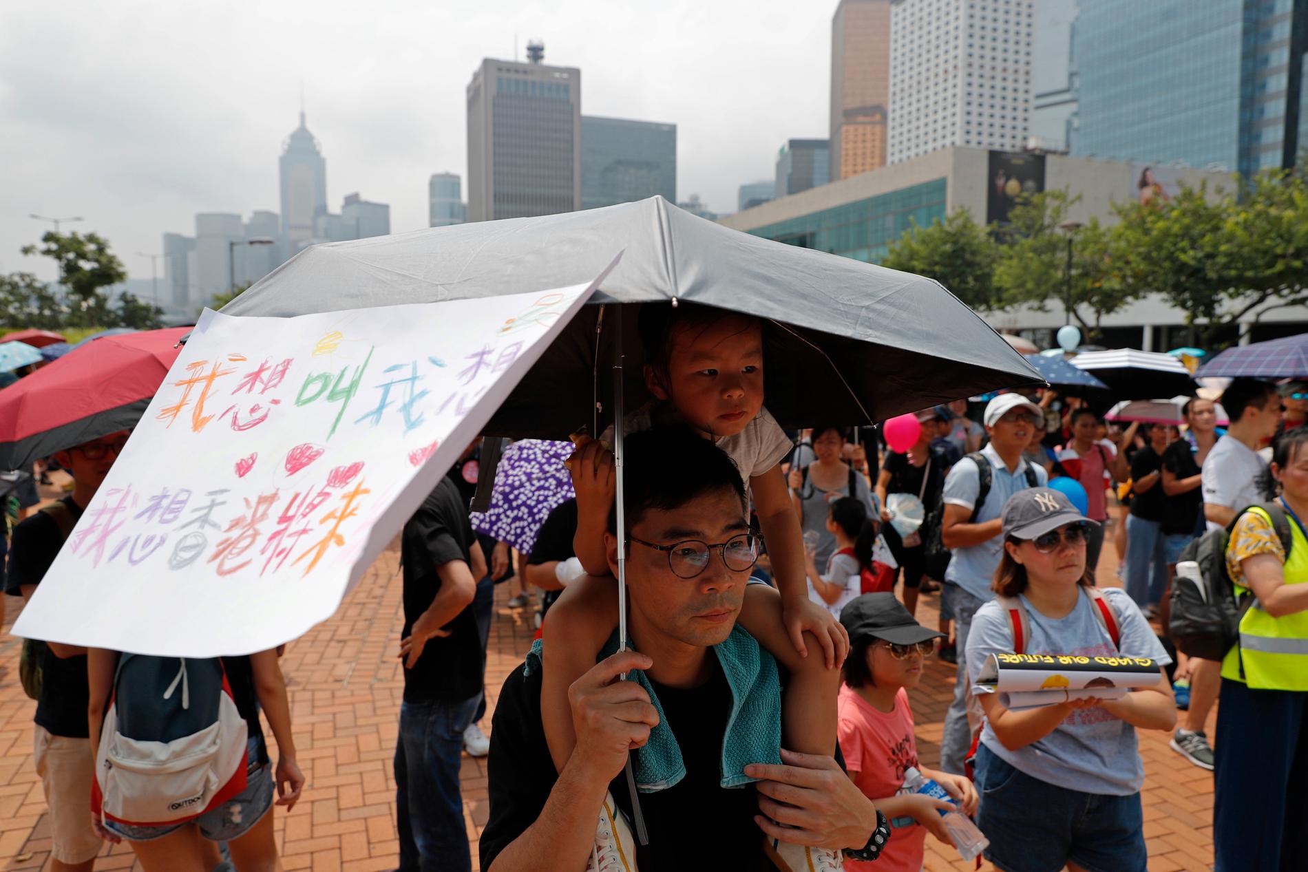 Föräldrar och barn deltar i en av flera demonstrationer i Hongkong under lördagen.
