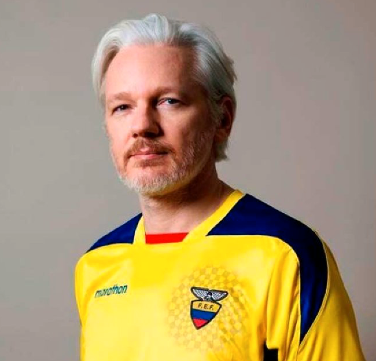 På onsdagen poserade Assange i den gula tröjan på Twitter.