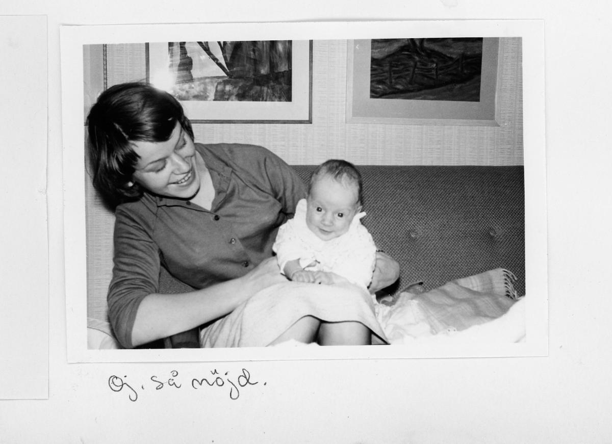En mycket ung Claes med mamma …