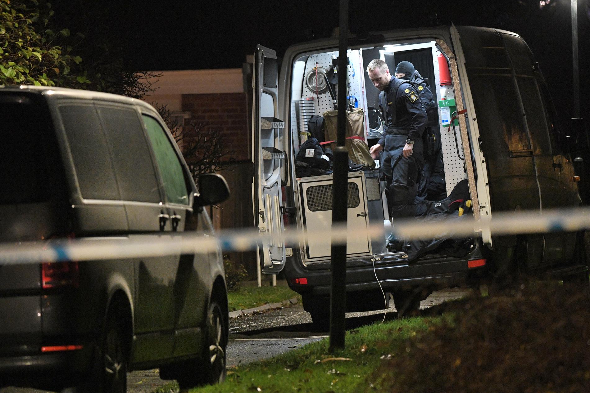 Polisens nationella bombskyddsgrupp på platsen där ett misstänkt farligt föremål hittades i Malmö.