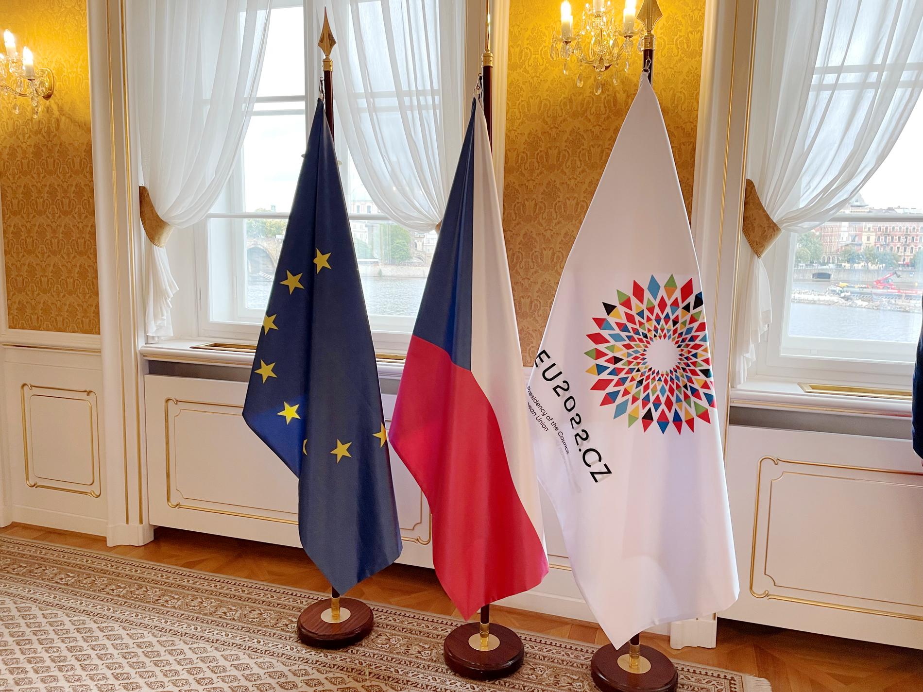 Inne i det eleganta Liechtensteinpalatset i Prag är EU:s och Tjeckiens flaggor uppställda tillsammans med symbolen för höstens tjeckiska ordförandeskap i EU:s ministerråd.