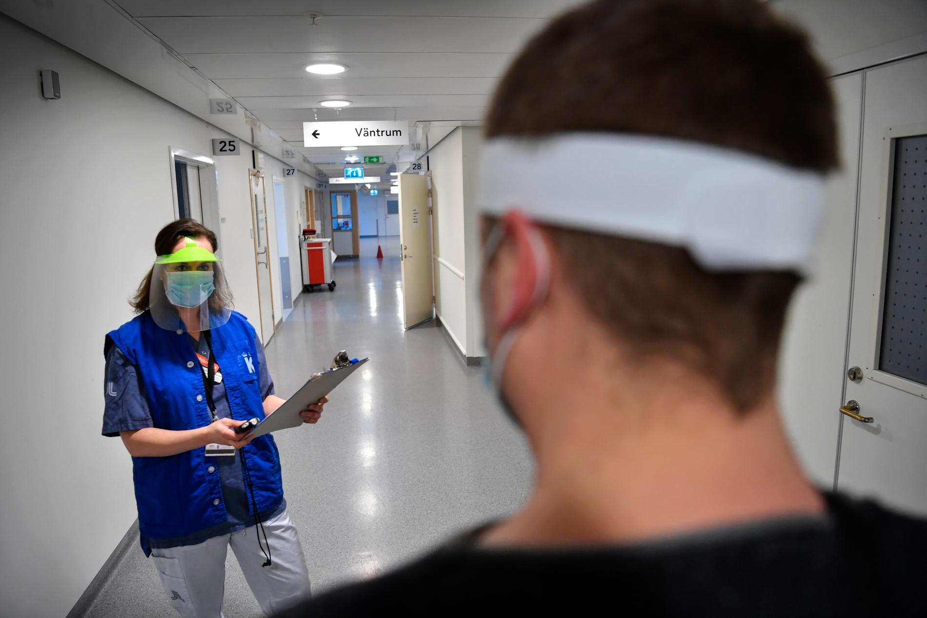 På Karolinska universitetssjukhuset i Solna finns en av få mottagningar i landet som tar emot långtidssjuka i covid-19.