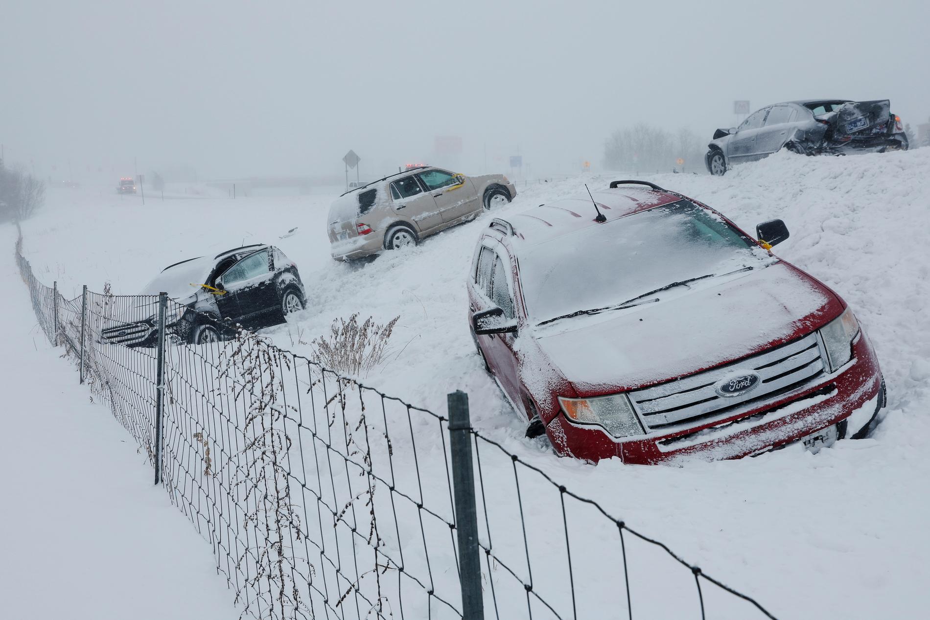 Flera bilar körde av vägen efter snöstormens framfart.