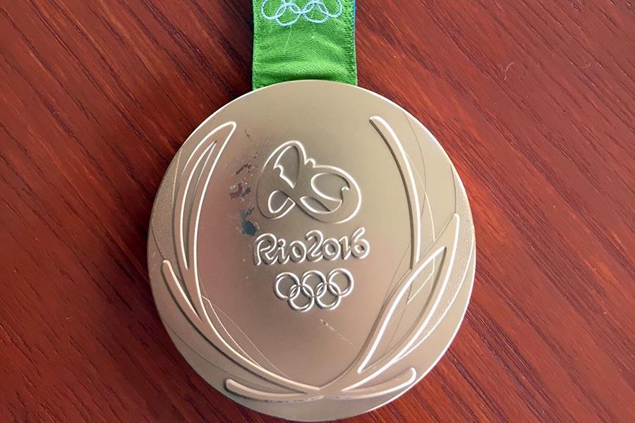 En av de OS-medaljer som har rostat sönder och kommer bytas ut.