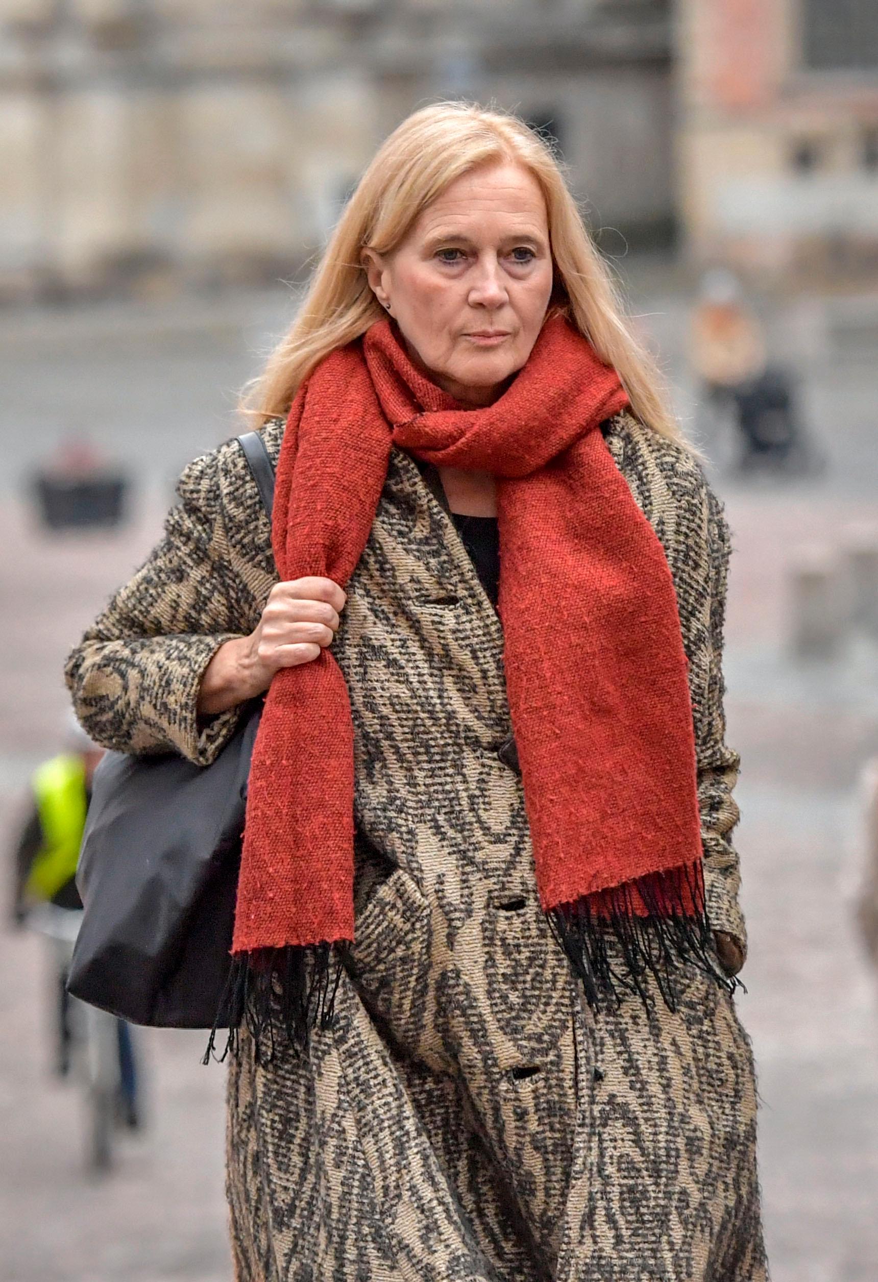 Katarina Frostenson på väg till Svea Hovrätt när hon skulle vittna mot sin man Jean-Claude Arnault i november 2018. 