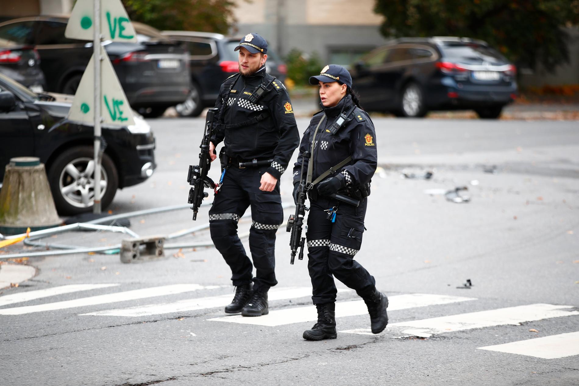 En beväpnad man har stulit en ambulans i Oslo, skriver norska polisen på Twitter.