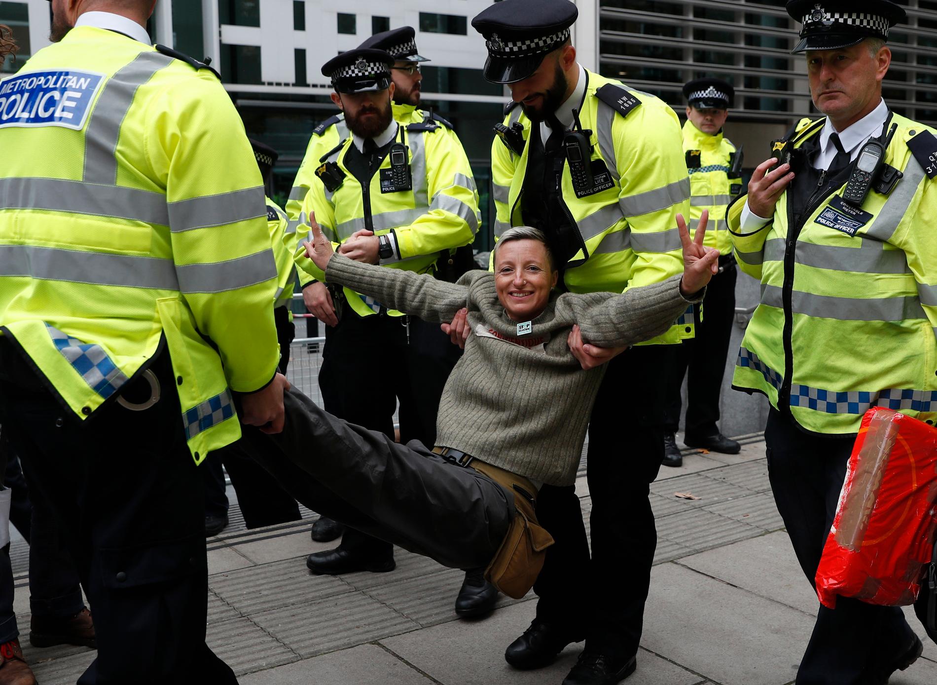 En klimataktivist grips och bärs bort av polis i London. Aktivisterna från nätverket Extinction Rebellion använder fredlig civil olydnad och ockuperar bland annat gator och broar för att få makthavare att agera mot massutrotningen av djur och natur. Bilden är från den 8 oktober.