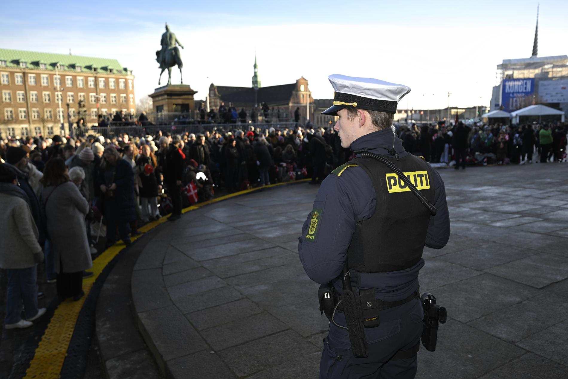 Åskådare samlas på slottsplatsen i Köpenhamn.
