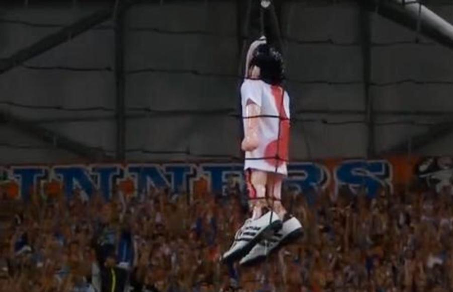 En docka föreställande Valbuena hängdes inför matchen.