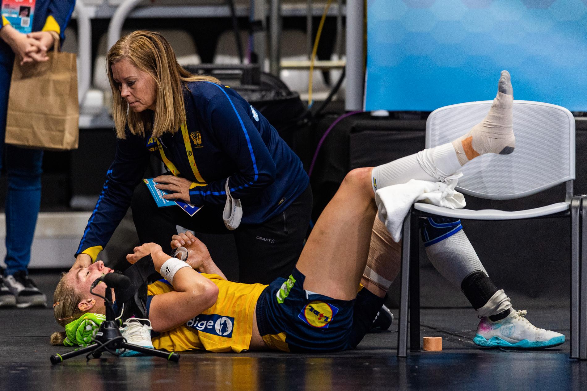 Linn Blohm får behandling efter skadan i slutet av matchen mot Kazakstan.   