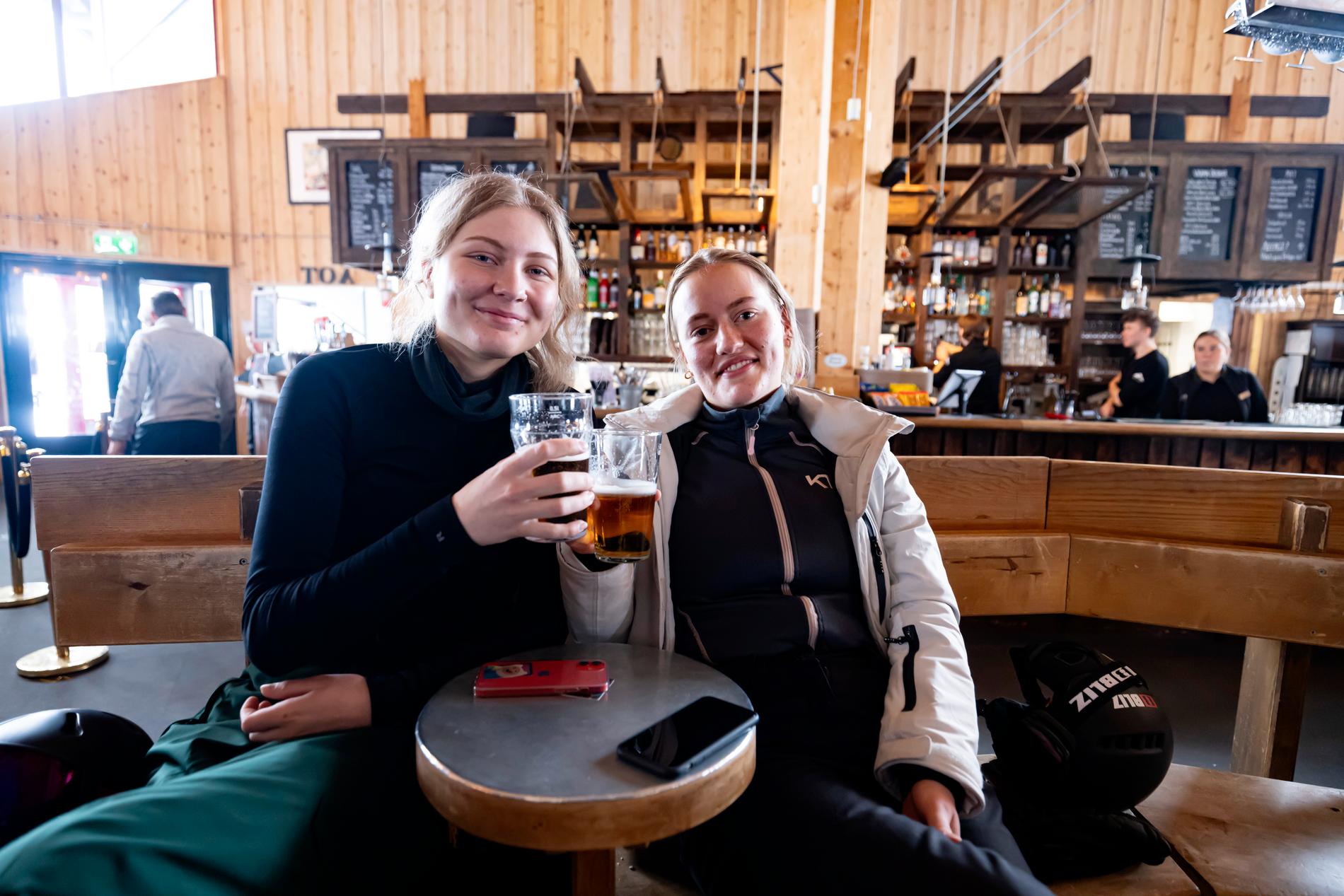 Rumskompisarna Alma Honsberg och Ester Hägg kopplar av med en öl på sin lediga dag.