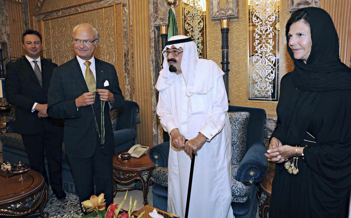 SILVIA DOLDE SITT HÅR Drottningen var täckt i svart från topp till tå under besöket hos kung Abdullha.