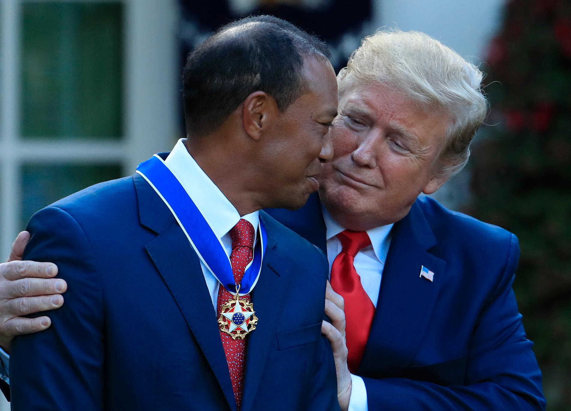 Tiger Woods med medaljen från Donald Trump runt halsen.