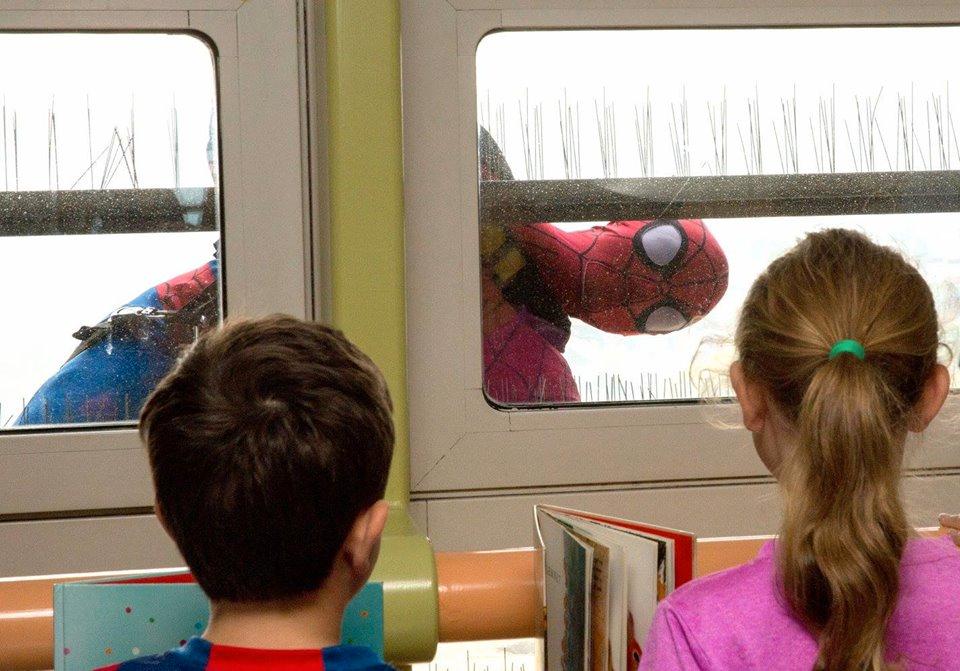Plötsligt dök Spindelmannen upp utanför fönstret.