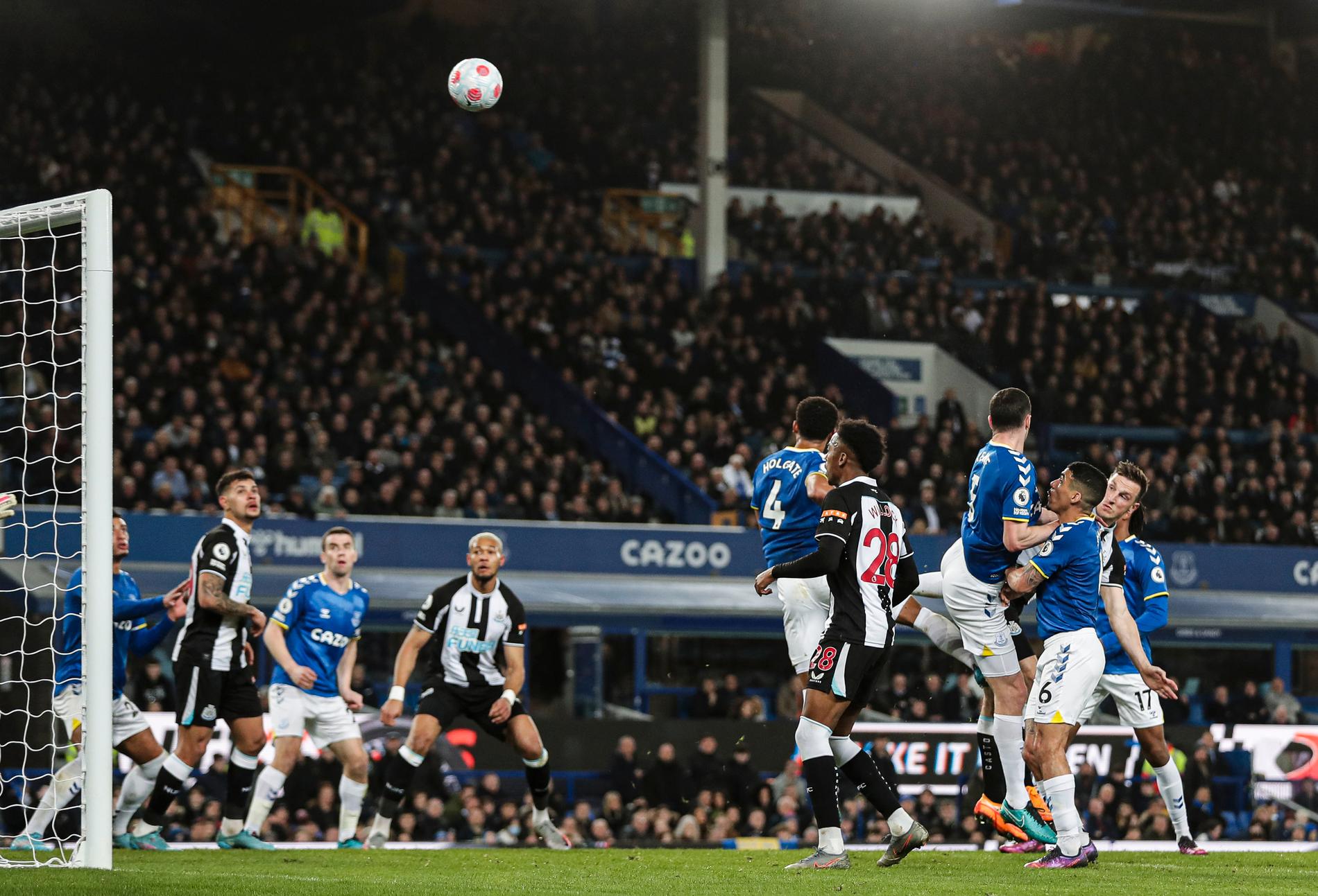 Det var i mötet mellan Everton och Newcastle som en planstormare spände fast sig själv runt ena målstolpen.