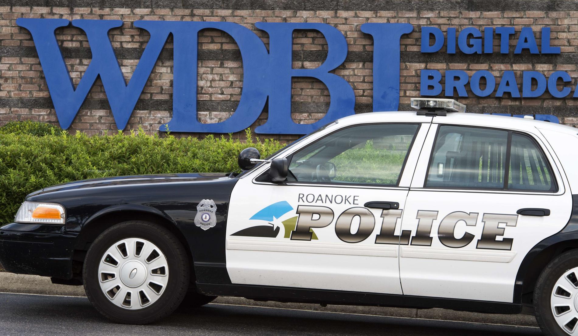 Polis patrullerade utanför WDBJ7-redaktionens lokaler i Roanoke under torsdagen.