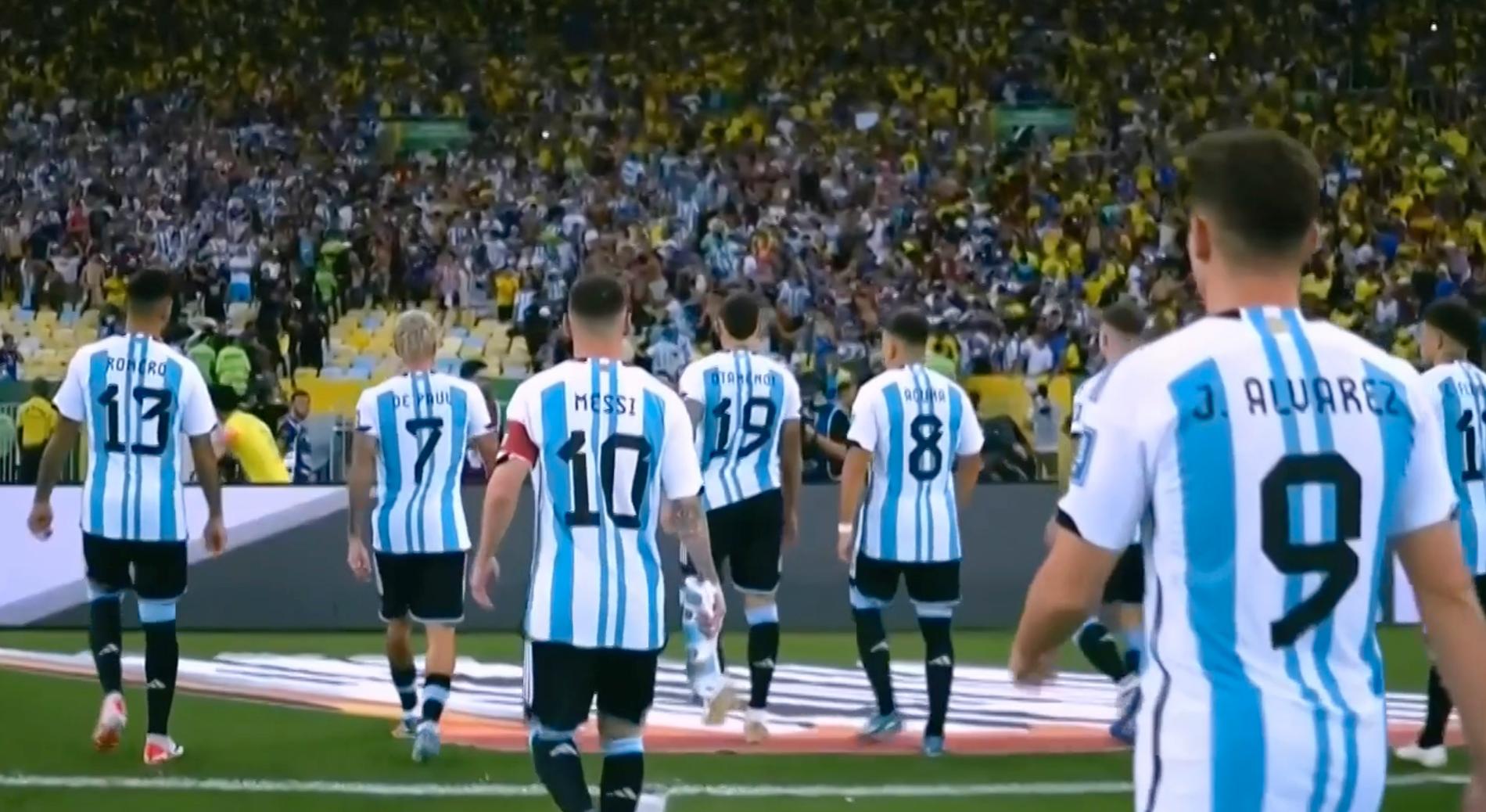 Argentinska spelarna går mot läktarkaoset för att försöka lugna situationen.