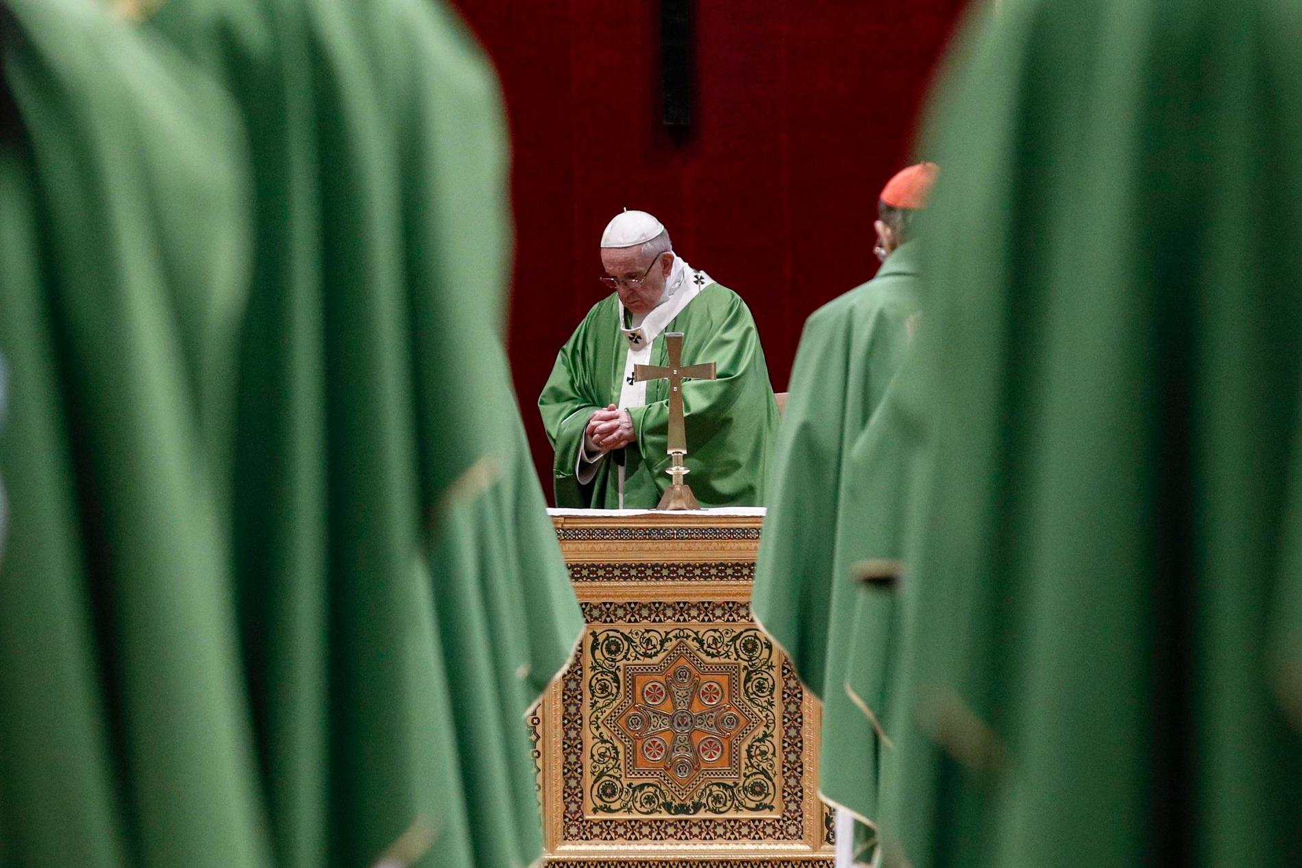 Påve Franciskus förrättar en gudstjänst i fjol i anslutning till ett möte om sexuella övergrepp inom katolska kyrkan. Arkivbild.