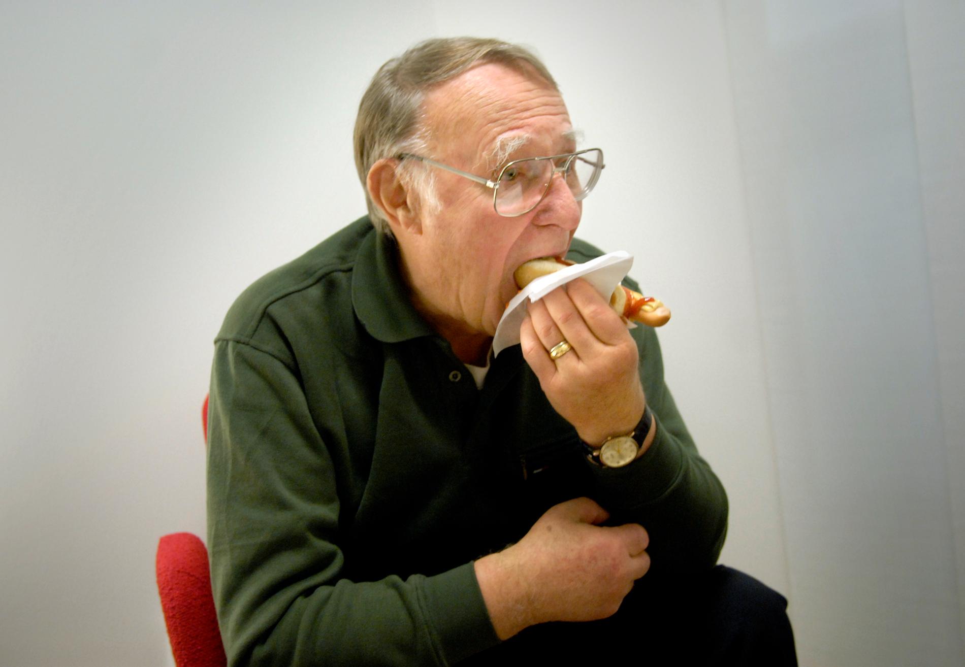 Ingvar Kamprad tyckte själv mycket om att äta korv med bröd. 