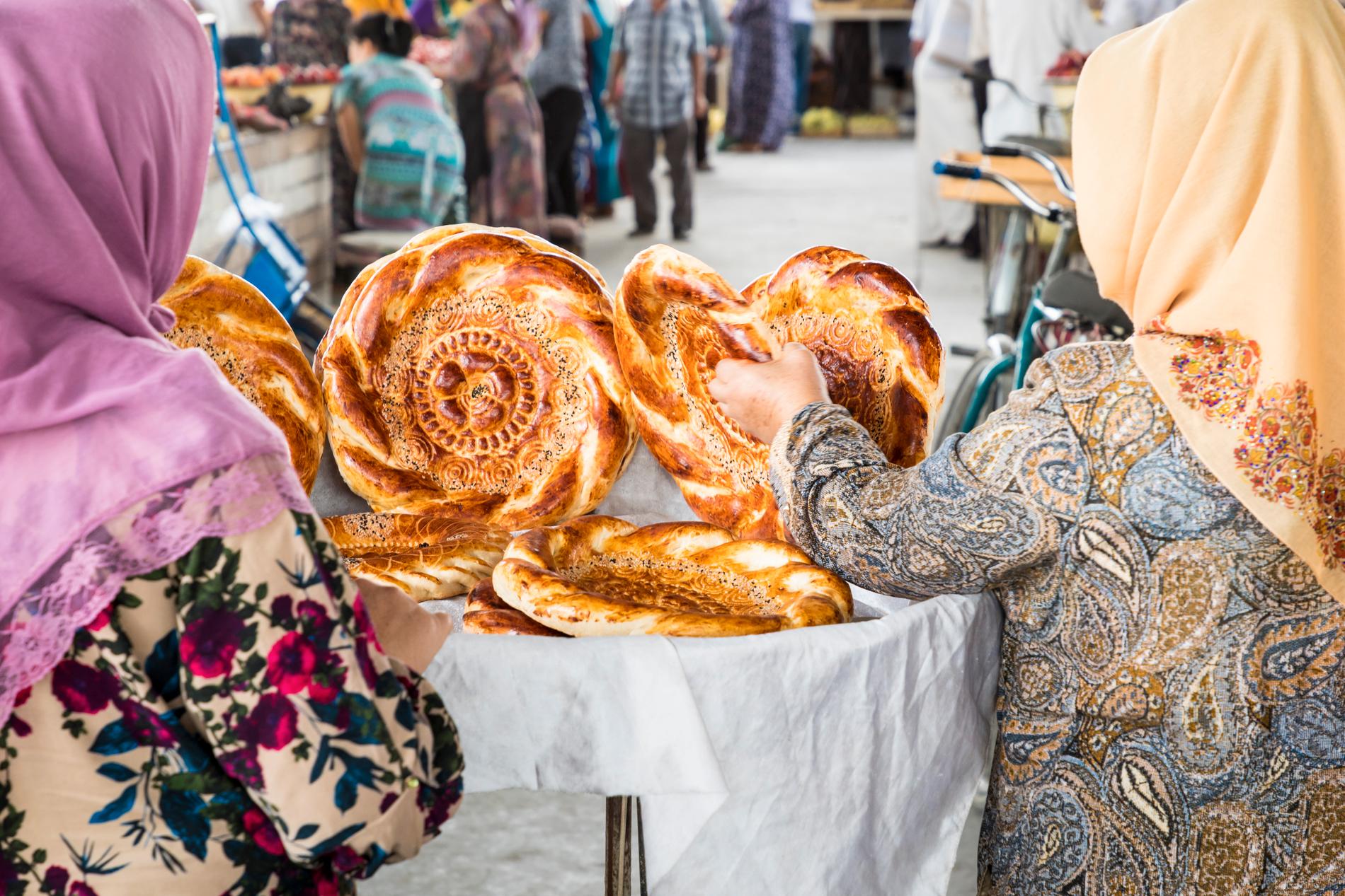 Lavash är ett traditionellt bröd som äts Uzbekistan. 