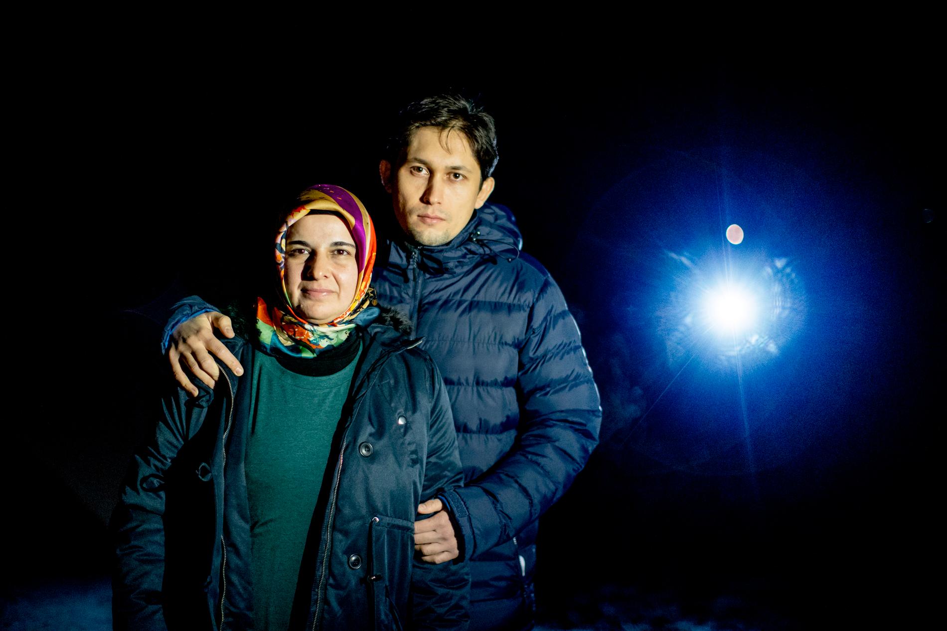 Hatice Ozcelik saknar sin man och Suheyl Ozcelik sin far Ismet Özcelik (som stavar med Ö). Fadern deporterades från Malaysia i fjol och riskerar ett långt fängelsestraff i Turkiet.