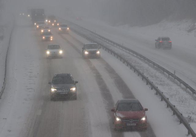 Snövädret kan medföra trafikstörningar, enligt SMHI.