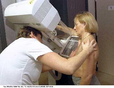 En kvinna mammografiundersöks.
