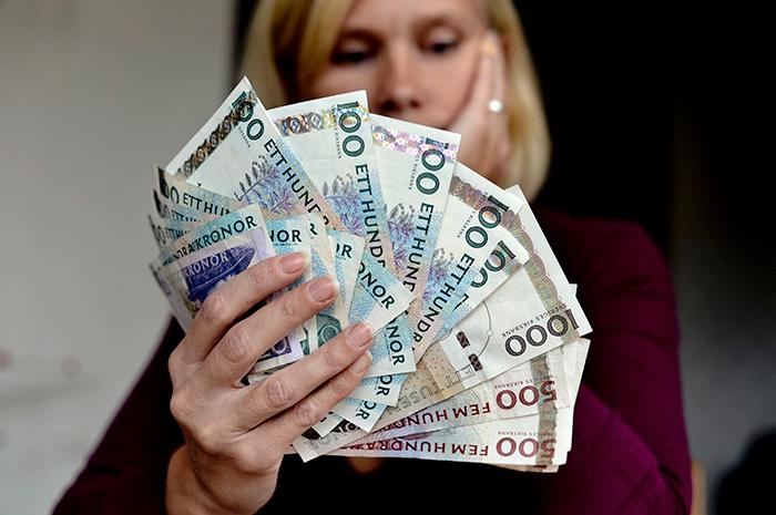 RISKERAR BRINNA INNE Nästan fyra miljarder kronor i gamla sedlar har fortfarande inte lämnats in till Riksbanken.