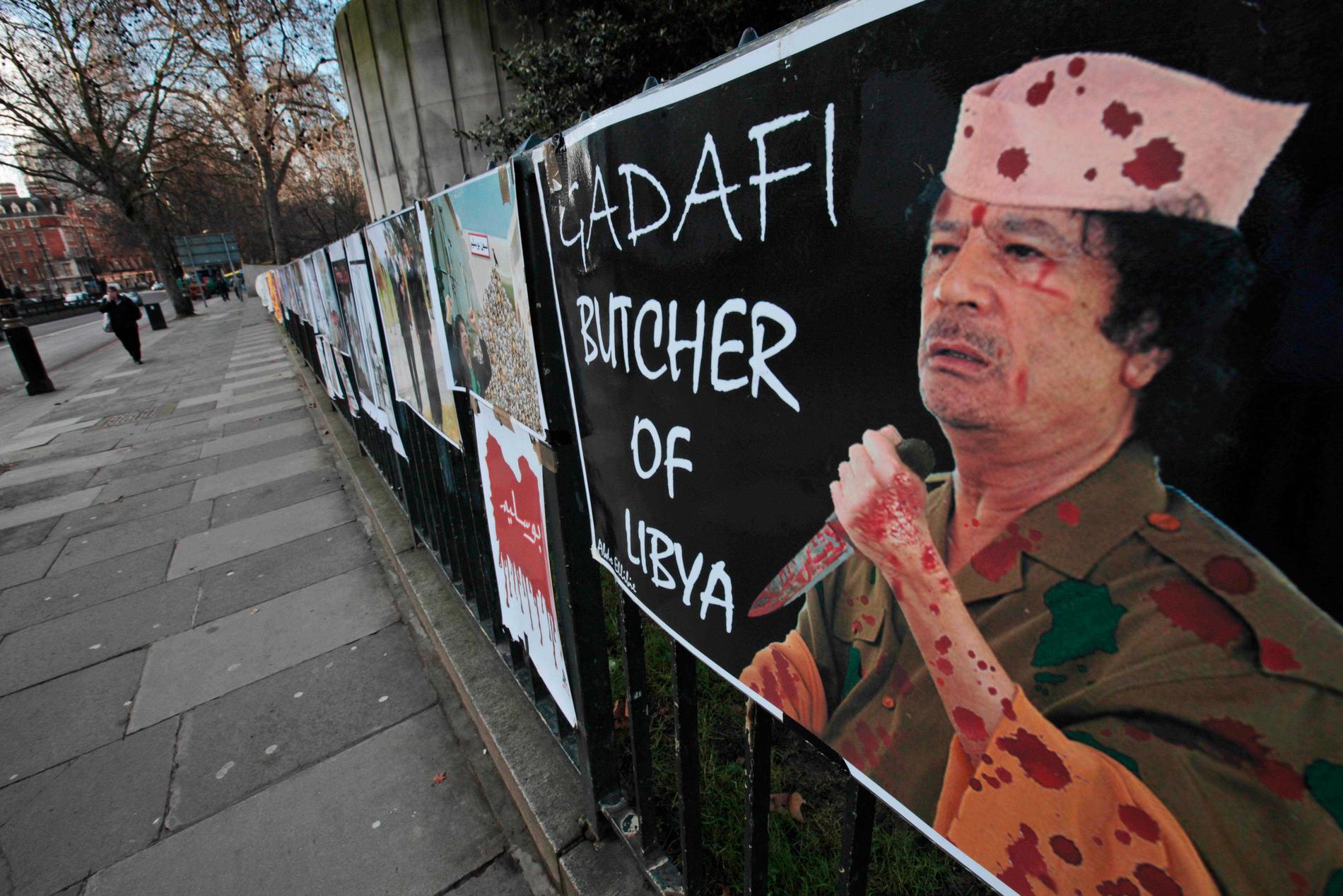 En affisch föreställande Libyens dåvarande diktator Muammar Gaddafi under den så kallade arabiska våren 2011. Arkivbild.