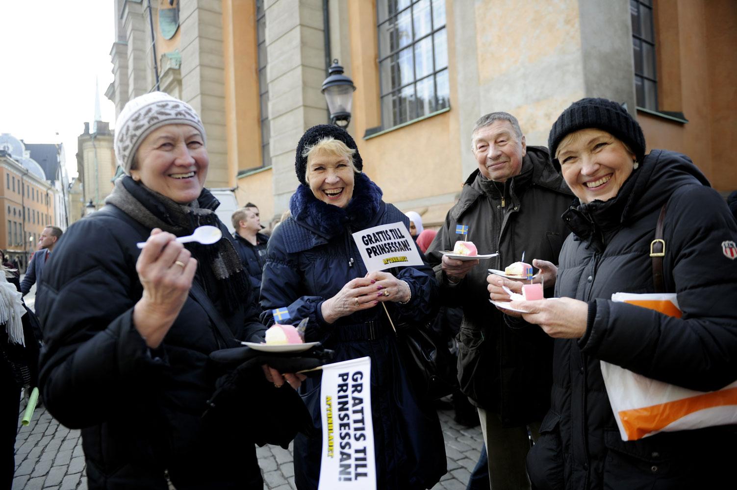 Reet Pärn, Ulli Lassmann, Tönu Lassman och Leelo Olm kom med en färja till Stockholm från Estland i morse. ”Vi firar prinsessan och att det i dag är Estlands frihetsdag”, säger Leelo Olm.
