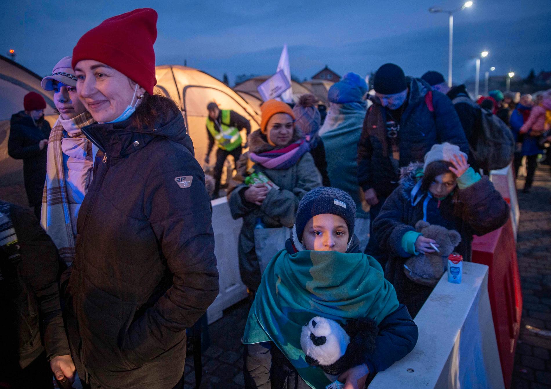  Kvinnor och barn på flykt undan kriget. Här väntar de vid den polska gränsen för att gå ombord på en buss på väg mot Przemysl.