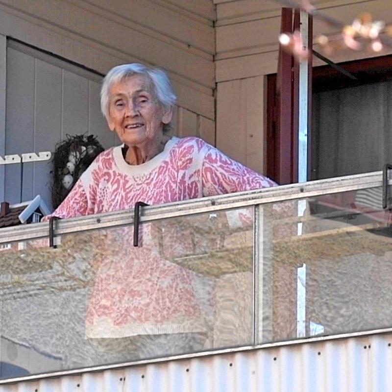 ”Jag väntar på min dotter som har handlat åt mig”, säger Gudrun Nilsson, 92.