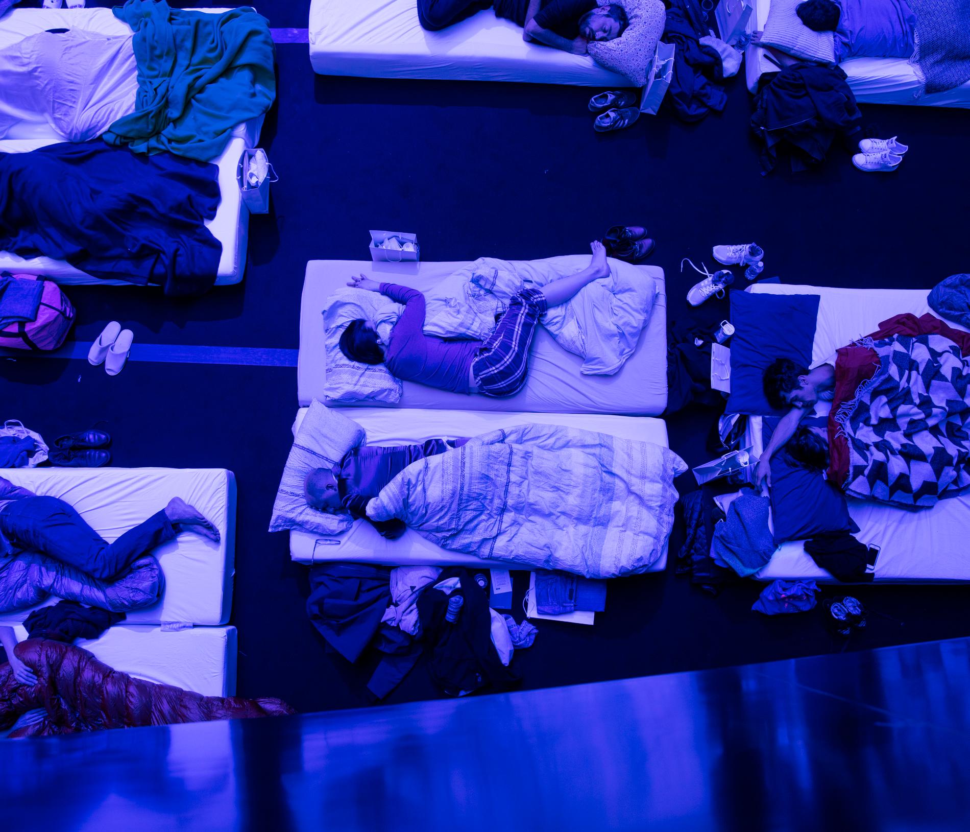 Porträttserie, 2-a pris: På Philharmonie de Paris i Paris, sover sig hundratals människor sig igenom en 8 timmar lång konsert av kompositören Max Richter. Richter har skapat ett verk han kallar SLEEP, ett minimalistiskt och vetenskapligt verk som guidar lyssnarna genom en hel natt.
