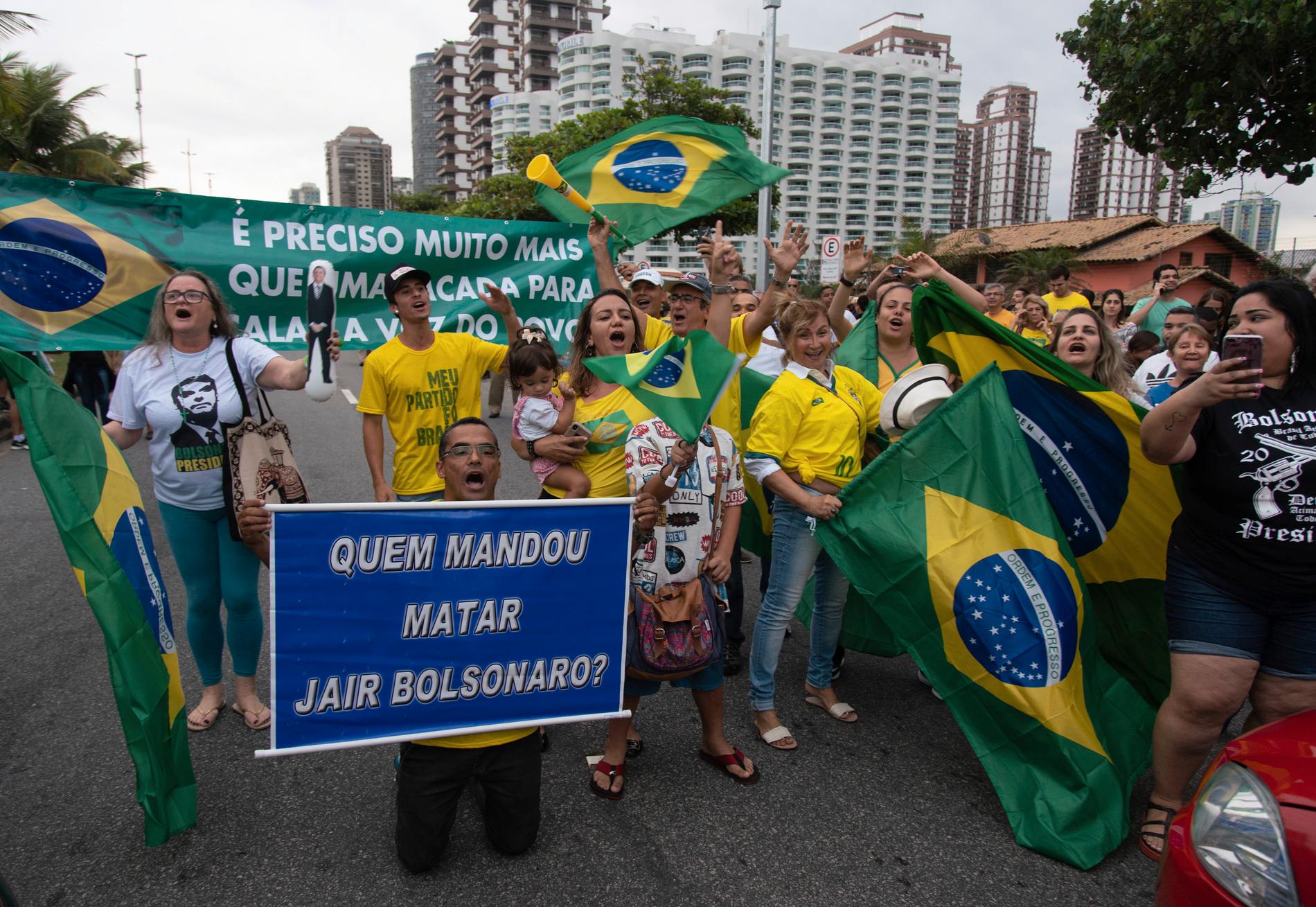 Anhängare till Jair Bolsonaro på plats utanför hans bostad i Rio de Janeiro.