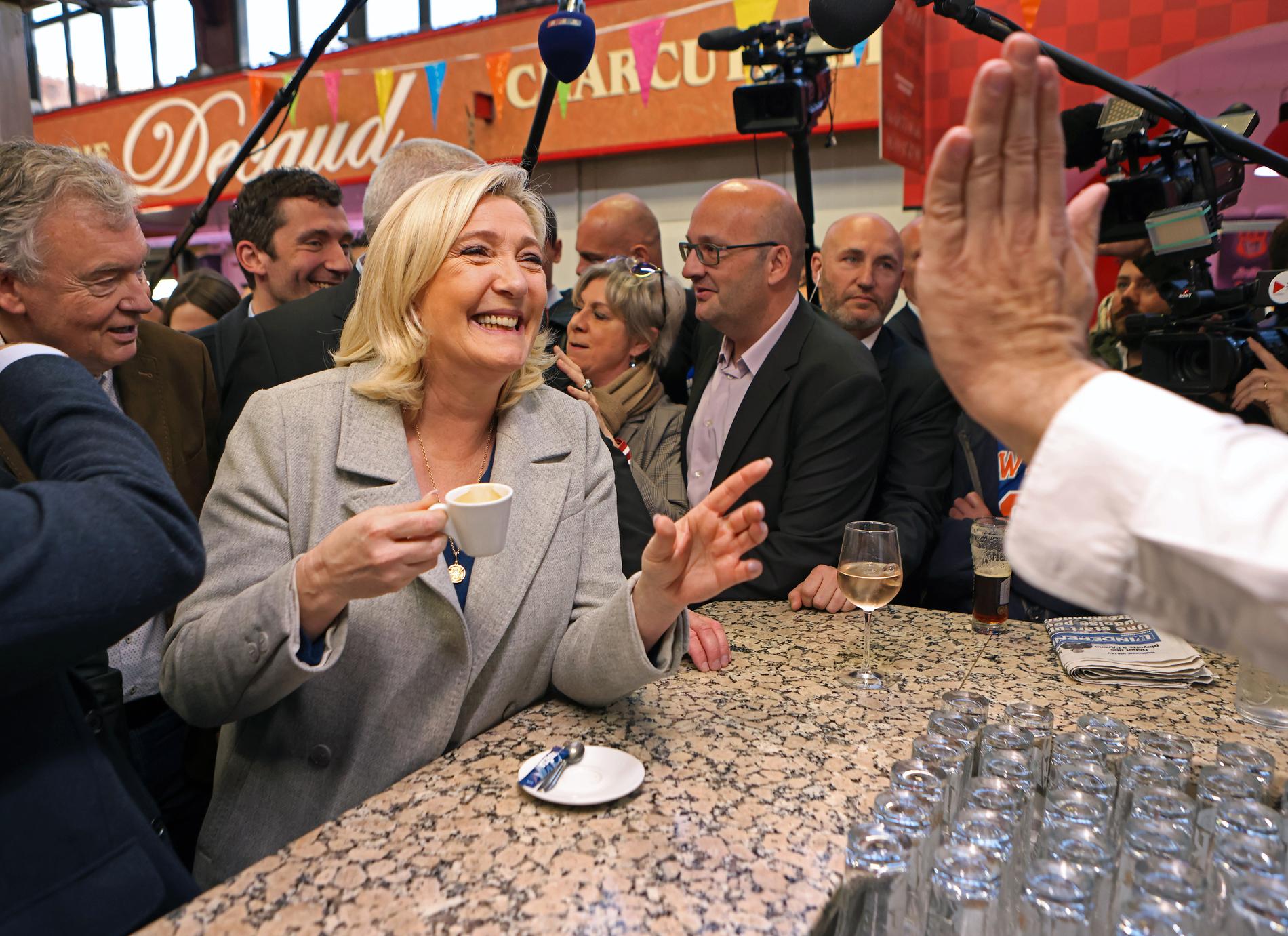De senaste veckorna har Marine Le Pen stadigt tickat uppåt i opinionsmätningarna. Nu ligger hon på 22 procent i den första valomgången, bara fem procentenheter efter Macron. 