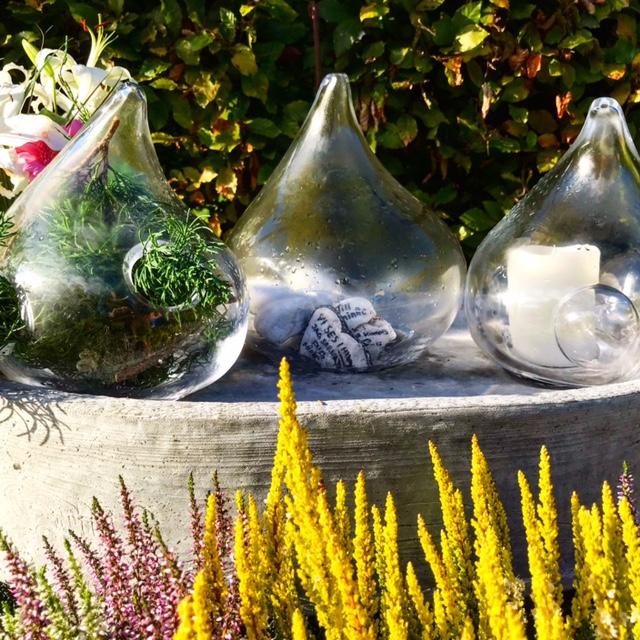 De tre glaskuporna. Den mellersta innehåller stenar med hälsningar från Peters vänner. Glaskonstnärerna Sara Mannheimer och Simon Klenell och skulptören Anna Persson var med och tillverkade minnesmärket.