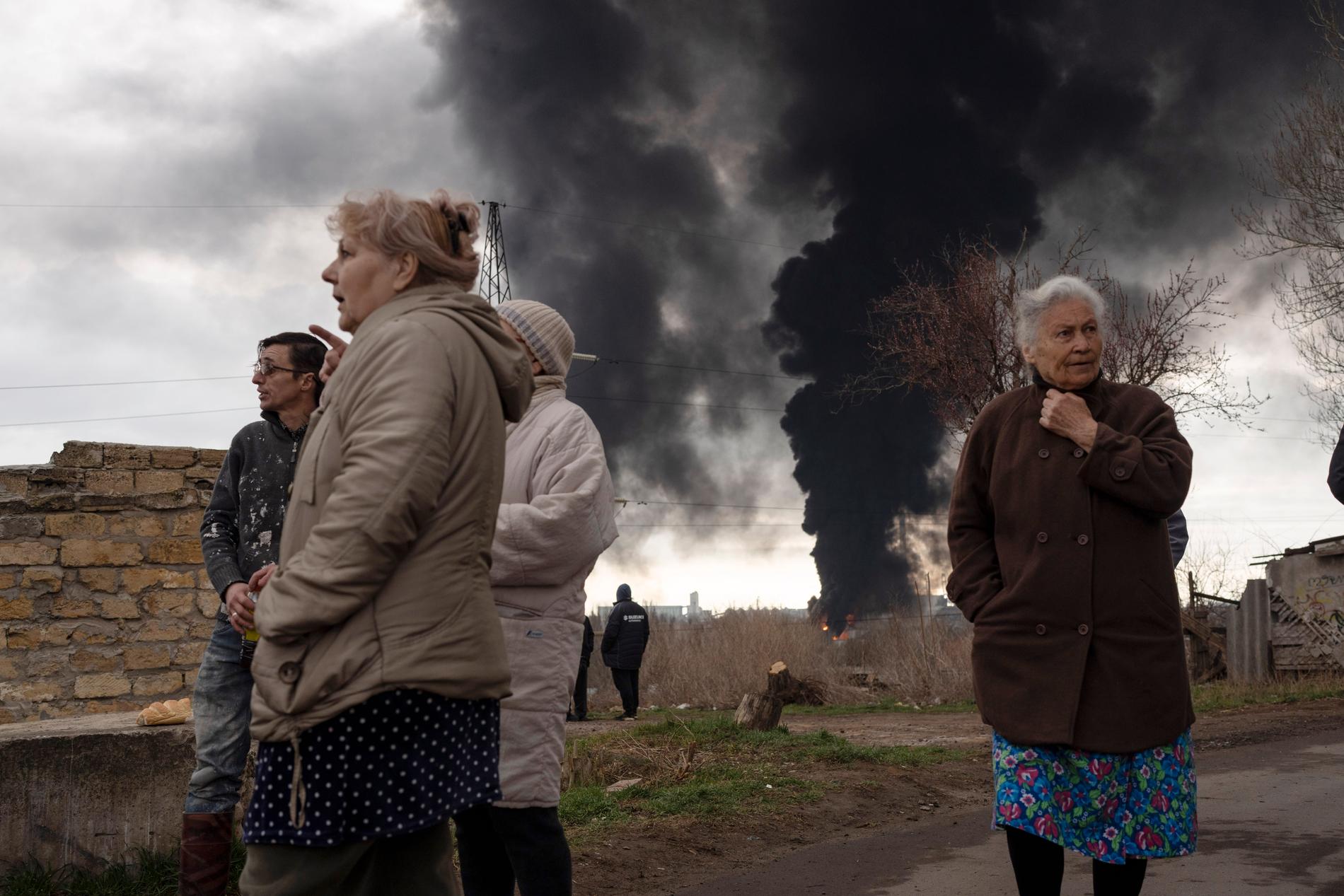 Ukrainare i Odessa betraktar rök efter efter ryska attacker i Odessa.