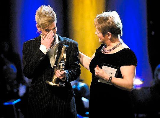 Först kom tårarna... Kristian Kabelacs började gråta när Maud Olofsson presenterade honom som vinnare.