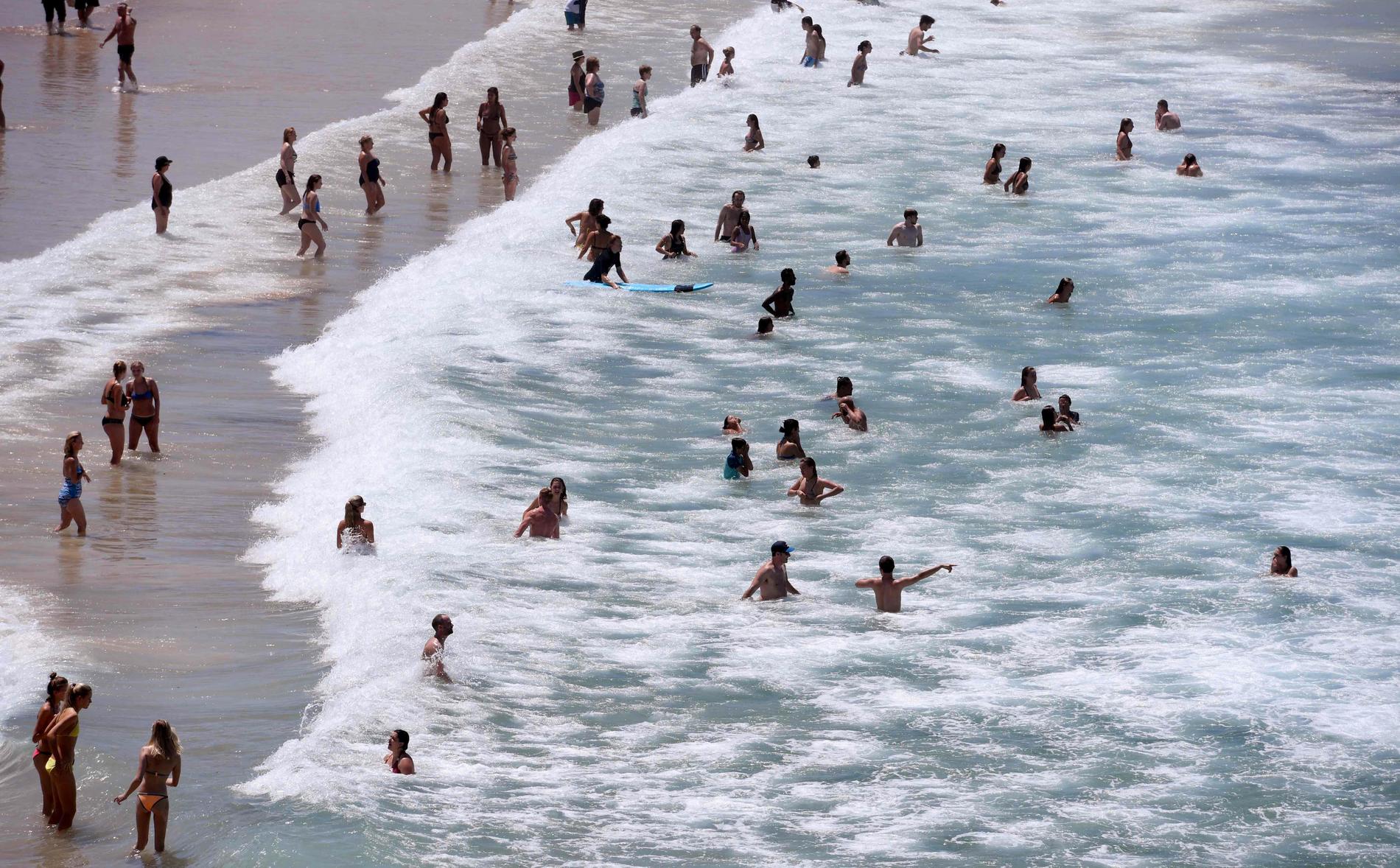 Människor svalkar sig vid Sydney's Bondi Beach.