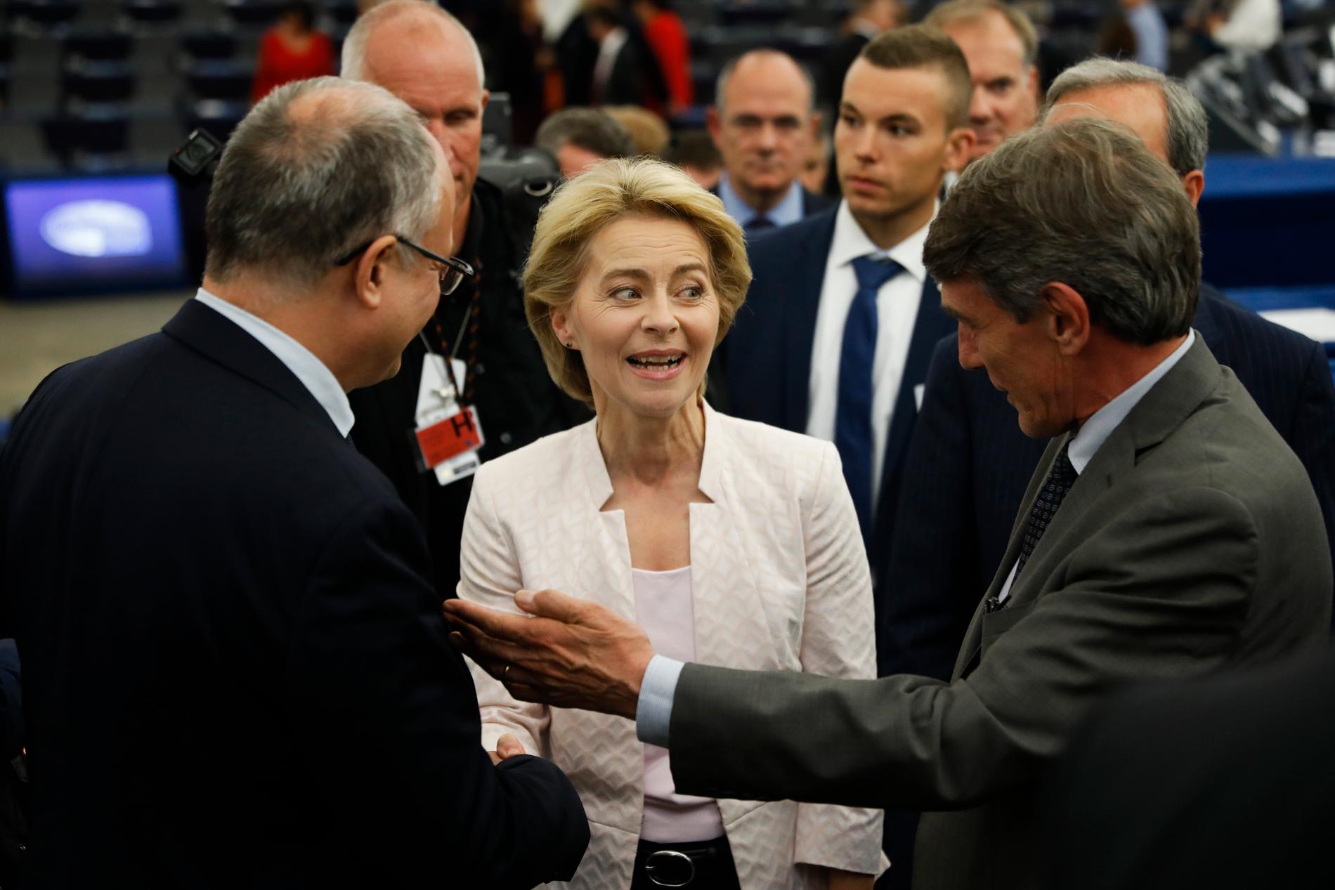 Ursula von der Leyen gratuleras efter att ha valts till ordförande för EU-kommissionen.