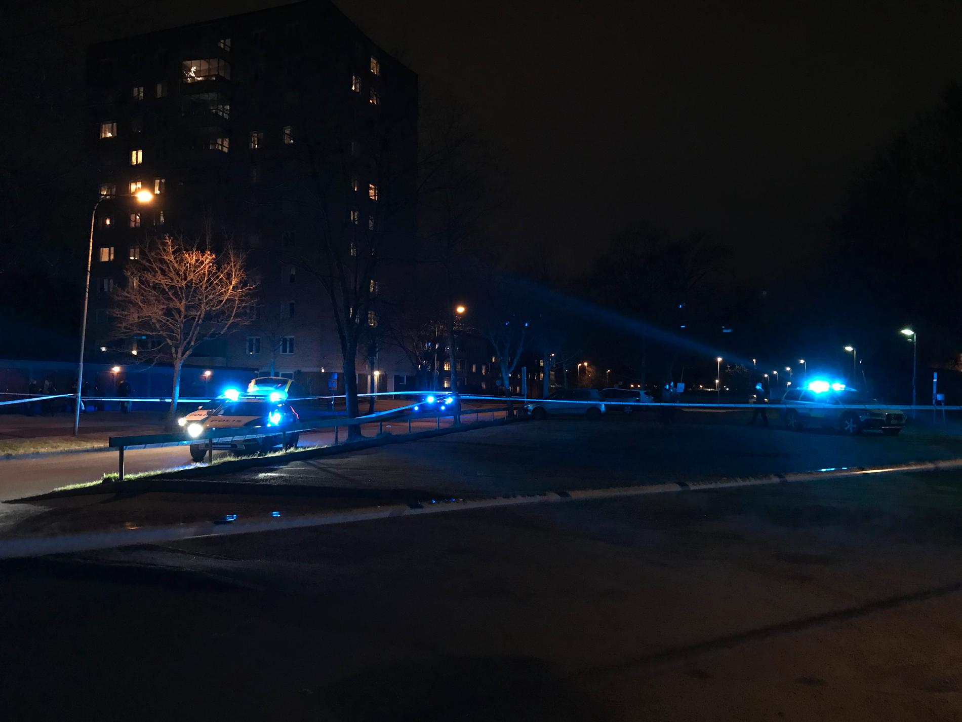 Polisen i Västerås ryckte i kväll ut efter att en person blivit skjuten.